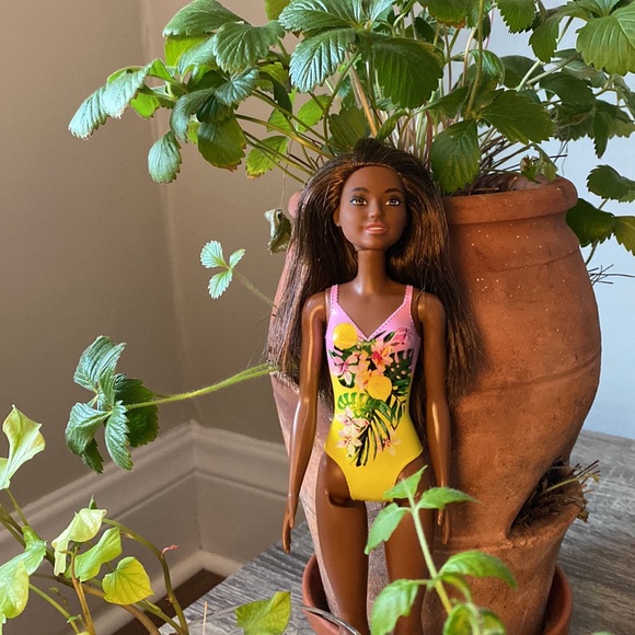 Beach Barbie in Yellow - Picture 4 of 6